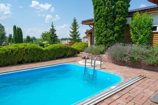 Design options and additional features of cocktail pools
